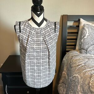 Black-and-white sleeveless blouse
